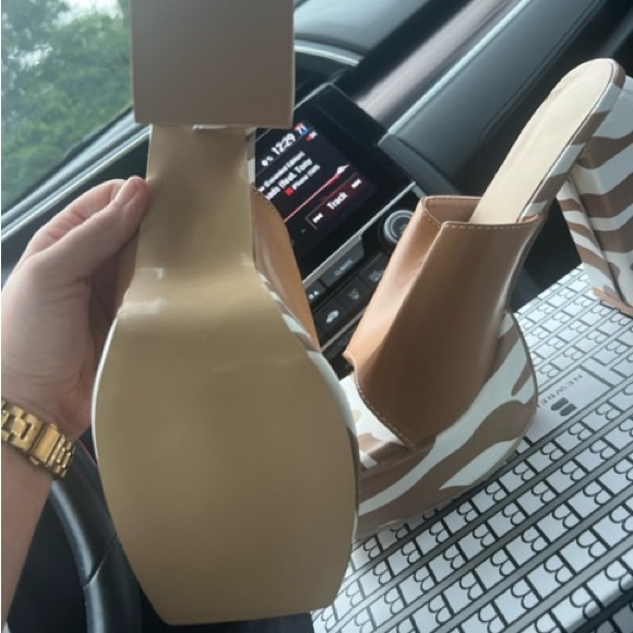 🐯NIB Platform Sandals - Picture 2 of 2